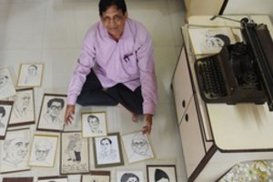 Indijoje gyvenantis menininkas portretus kuria rašomąja mašinėle 