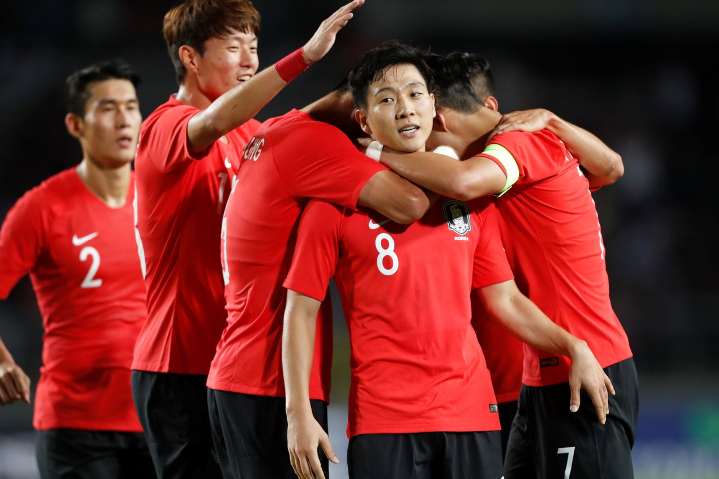  Pietų Korėjos futbolo rinktinė džiaugiasi pergale.<br> Reuters/Scanpix nuotr.