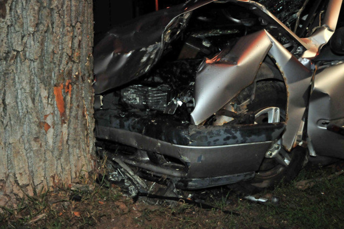  Jurbarko rajone automobilis rėžėsi į medį, prispaustą vairruotoją vadavo ugniagesiai.<br> Lrytas.lt asociatyvioji nuotr.