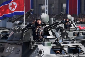 Šiaurės Korėja surengė karinį paradą be tarpžemyninių balistinių raketų