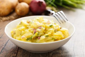 Trys idėjos, ką paruošti iš šviežių bulvių: nuo salotų iki pyrago su mėsa