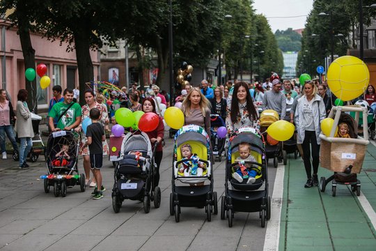 Kauno centre vyksta šeimų sporto šventė, riedėjo pirmas šalyje vežimėlių paradas