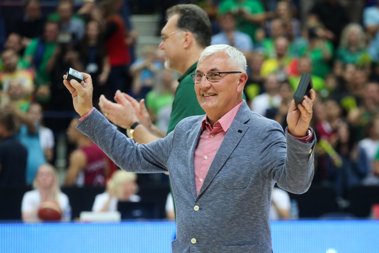 J.Kazlauskas buvo pagerbtas už nuopelnus Lietuvos krepšiniui. Treneris darsyk patvirtino: į rinktinę jis nebeplanuoja grįžti. <br> T.Bauro nuotr.