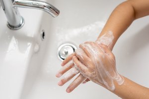 Išaugo grėsmė užsikrėsti sunkiai valdomu virusu: ką svarbu žinoti