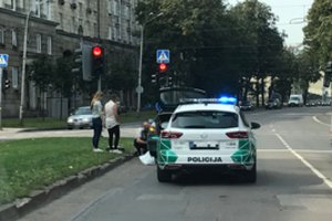 Vairuotoją nustebino policininko poelgis prie merginų automobilio – net nufotografavo