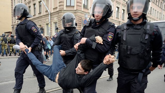 Po protestų Rusijoje daugiau nei tūkstantis žmonių atsidūrė areštinėse 
