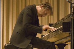 ECM – tyla, skambanti muzikoje