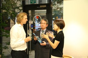 Sakės gamintojas iš Japonijos Vilniuje pateikė staigmeną