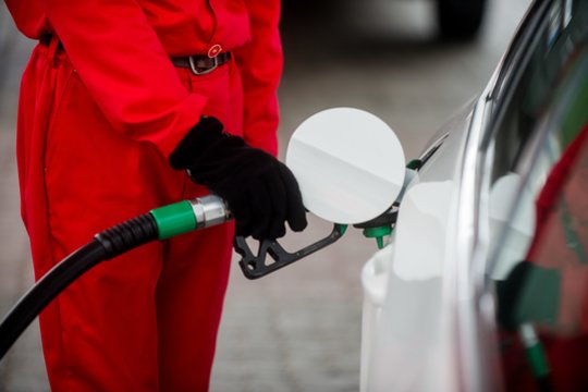 Atskleidė didžiulę sukčiavimo schemą: vien lietuviai už degalus permokėjo 400 mln. eurų
