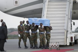 Į Ganą atskraidintas karstas su buvusio JT vadovo K. Annano palaikais