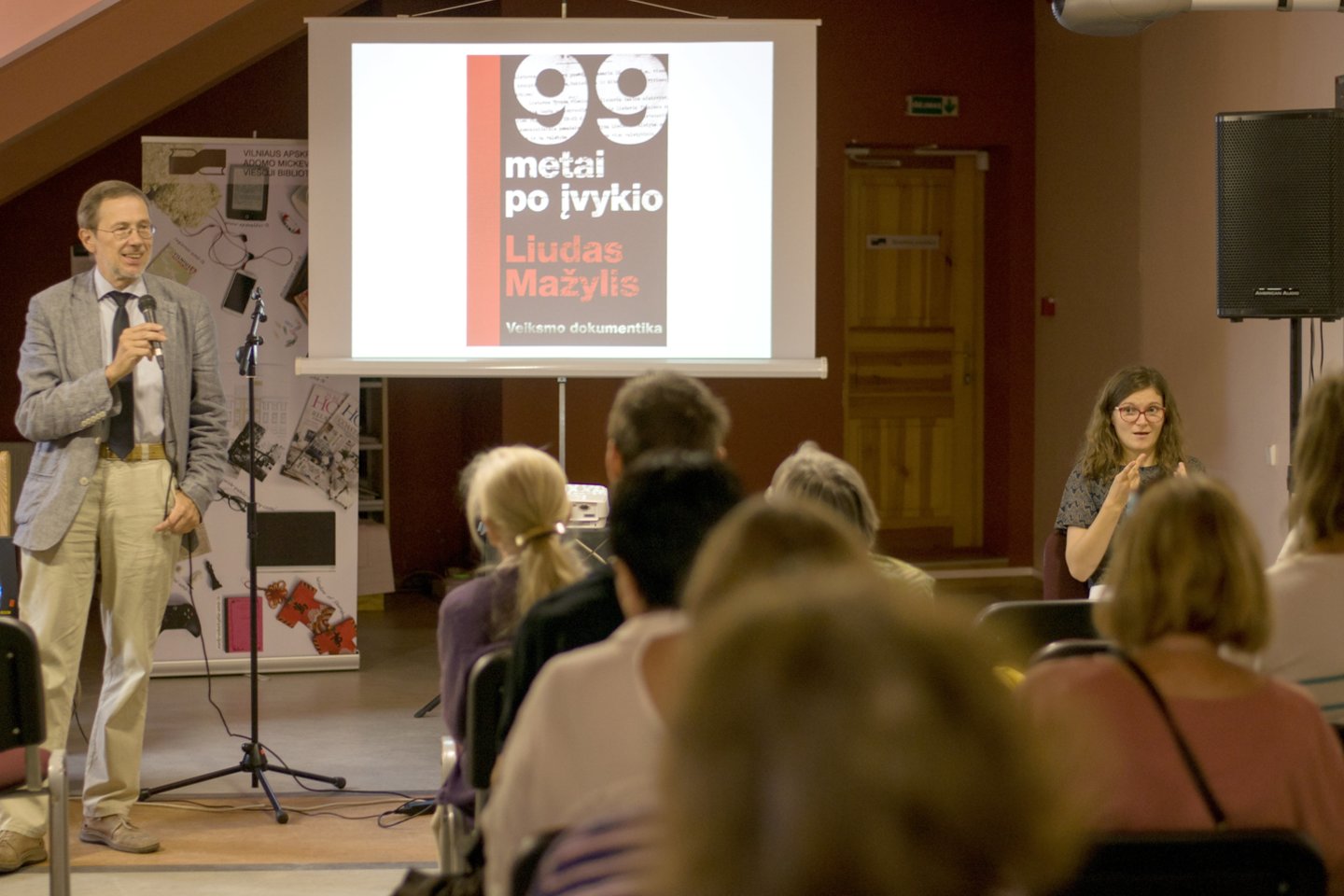  Profesoriaus Liudo Mažylio knygos „99 metai po įvykio“ pristatymas buvo verčiamas į lietuvių gestų kalbą.<br> Nijolės Zenkevičiūtės nuotr.