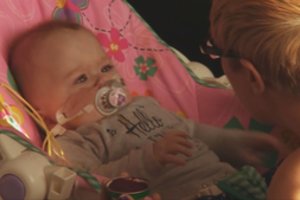 Paaiškėjo kūdikio, gimusio su širdele išorėje, likimas