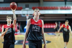 Su „Rytu" rankomis sukirtęs E. Naruševičius džiaugiasi pasirinkęs teisingą kelią