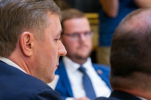 Nuo glėbesčiavimosi Ramūnas Karbauskis ir Justas Džiugelis pereis prie bylinėjimosi