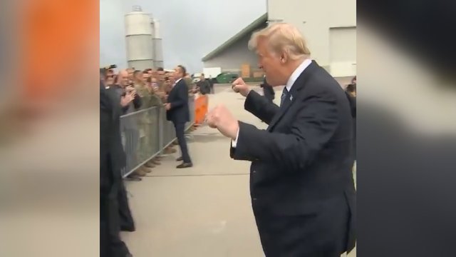 Donaldo Trumpo gestas vos išlipus iš lėktuvo sukėlė pasipiktinimo bangą