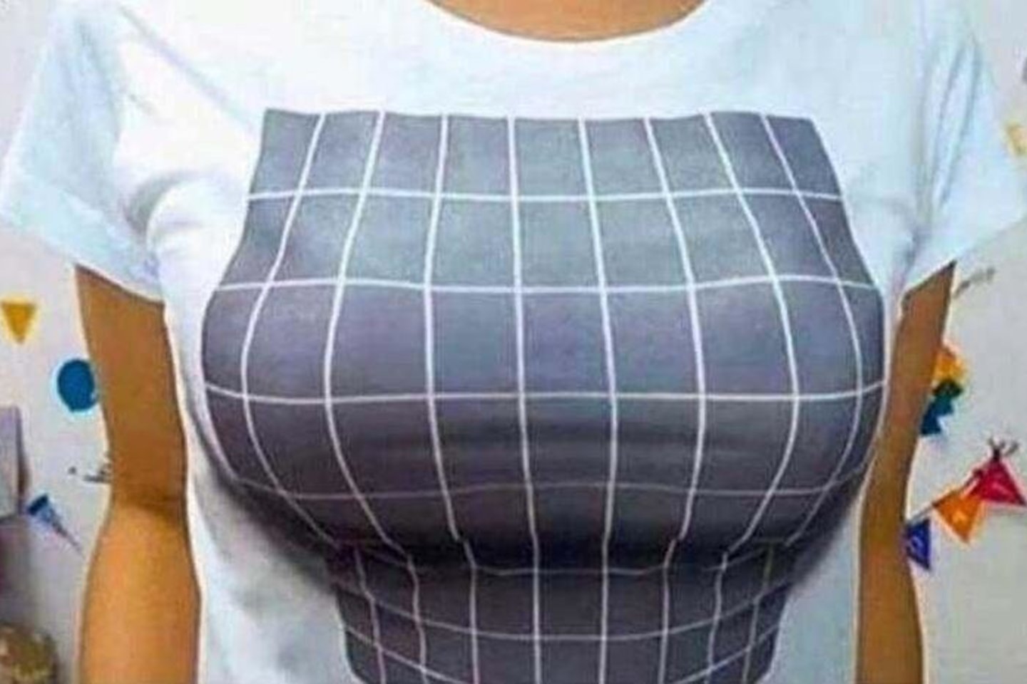  Marškinėliai sukuria didelės krūtinės įspūdį.