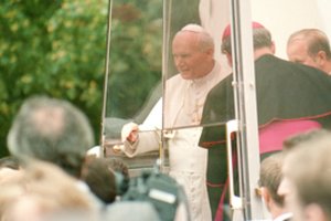 Pirmojo popiežiaus vizito Lietuvoje užkulisiai (5): girtas kaunietis šovė signalinę raketą