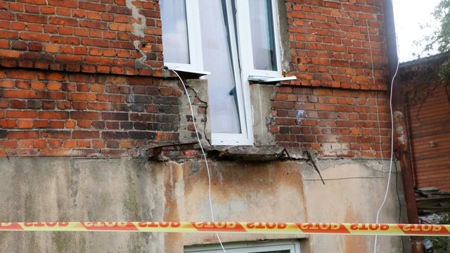 Kaune nukrito daugiabučio balkonas su žmonėmis – nukentėjo moteris