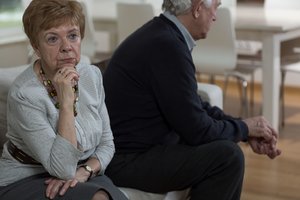 Giminaitės paslapčia ieškojęs pensininkas savo poelgiu šokiravo žmoną