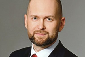 Pretendentą į šiltą kėdę pasivijo seni jo parašai