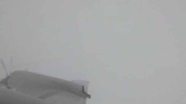 Kvapą gniaužiantis vaizdas iš lėktuvo vidaus – skrido per uraganą