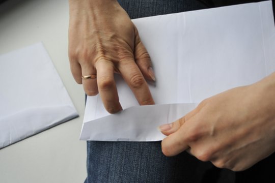 Socialine darbuotoja apsimetusi vagilė iš pensininkės nugvelbė voką su 1000 eurų