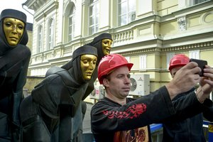 Prie teatro keltuvas dirbo be pertraukų – praeiviai troško asmenukės su mūzomis