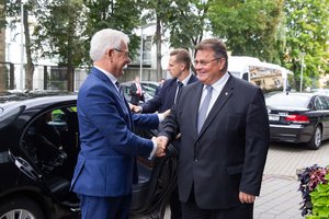 Šiltas Lenkijos diplomatijos vadovo vizitas Vilniuje: ir su vadovais, ir su lenktynininkais