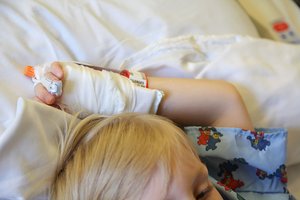 Išsiųsta iš ligoninės namo keturmetė netikėtai mirė: šeima ieško teisybės