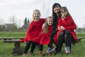Trijų mergaičių mama: „Daug išgyvenau, noriu, kad kiti tėvai to nepatirtų“