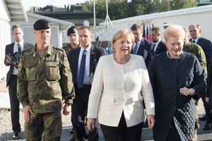 Lankydama karius Lietuvoje Angela Merkel vengė vokiško militarizmo ženklų