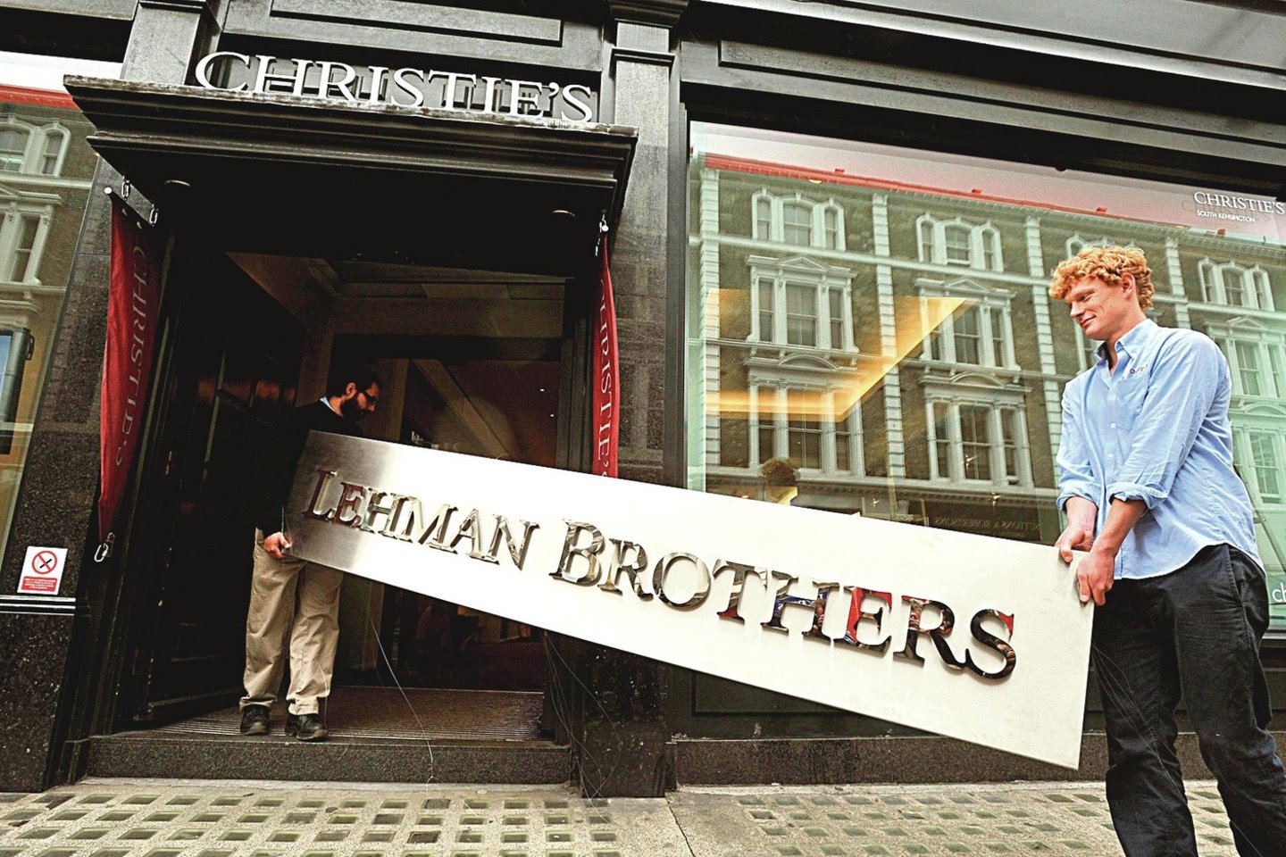 Dvi „Lehman Brothers“ iškabos 2010 metais Londono aukcione „Christie‘s“ buvo parduotos už 70,8 tūkst. svarų (dabartiniu kursu – 79,55 tūkst. eurų).<br>„Scanpix“ nuotr.