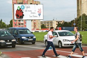 Piršlybos – kad visas miestas žinotų: mylimosios rankos paprašė reklamos stende