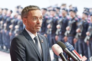 Austrija siūlo migrantų duomenis tvarkyti jūroje