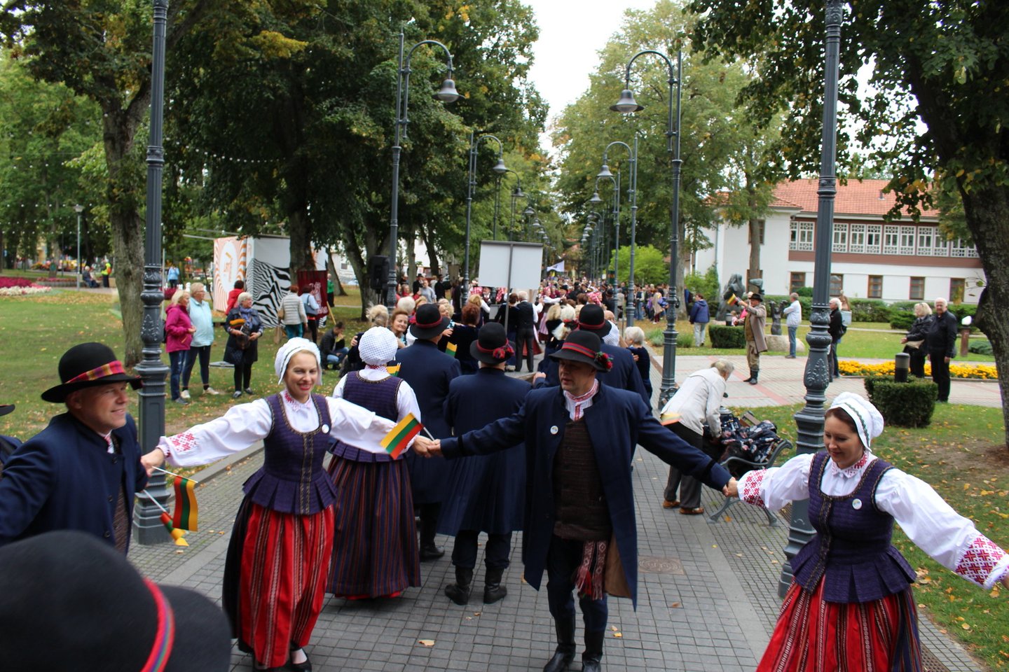  Kurorte prasidėjo tarptautinis liaudiškų šokių festivalis „Palangos miestely“.<br> A.Ziabkaus nuotr.