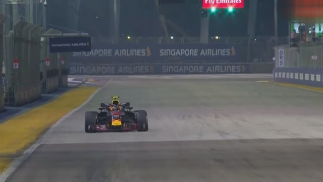 Pirmąsias starto pozicijas Singapūre užsitikrino “Formulės – 1“ čempionas L. Hamiltonas
