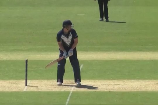 Nufilmavo, kaip skriejantis kamuoliukas „išjungė“ jį ketinusį atmušti žaidėją