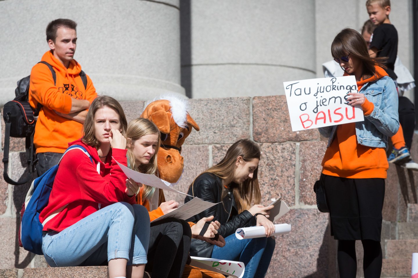  Aktyvistai sekmadienį prie Seimo siūlė atkreipti dėmesį į smurto prieš gyvūnus problemą.<br> M.Ambraso nuotr.