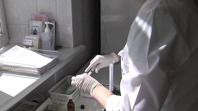 Lietuva nepaiso ekspertų perspėjimų – žmonės bus skiepijami pigesne vakcina