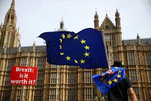 Britanijos VRM siūlo iki „Brexit“ neskelbti sankcijų Rusijai dėl Skripalių apnuodijimo