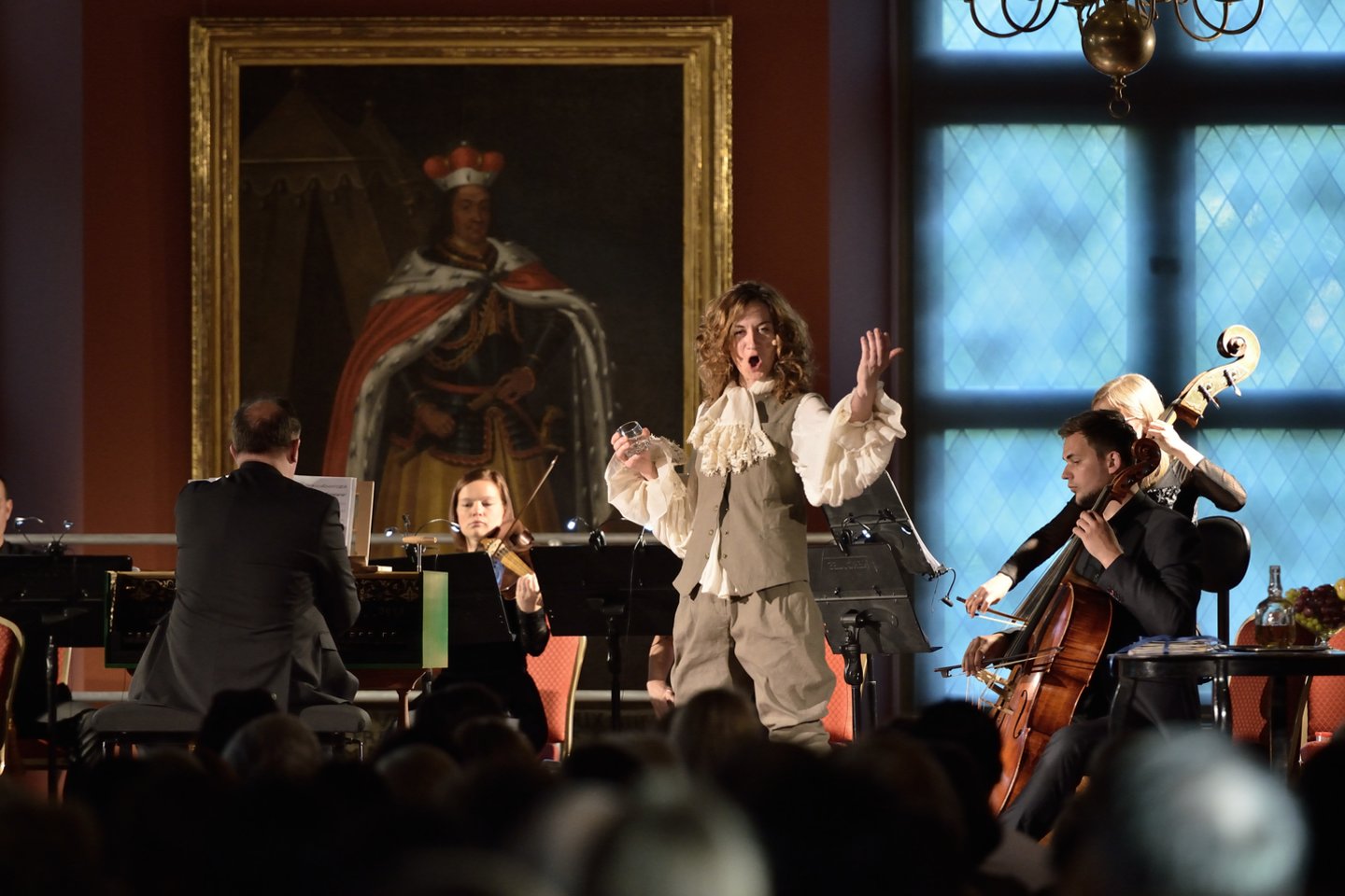 Scena iš teatralizuoto XVIII a. itališkų arijų da capo koncerto „Dramma da capo“. Solistė – R.Vosyliūtė.<br>Nuotr. Iš festivalio rengėjų archyvo