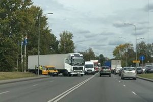 „VW Caddy“ ir vilkiko susidūrimas Vilniuje užkimšo judrią gatvę