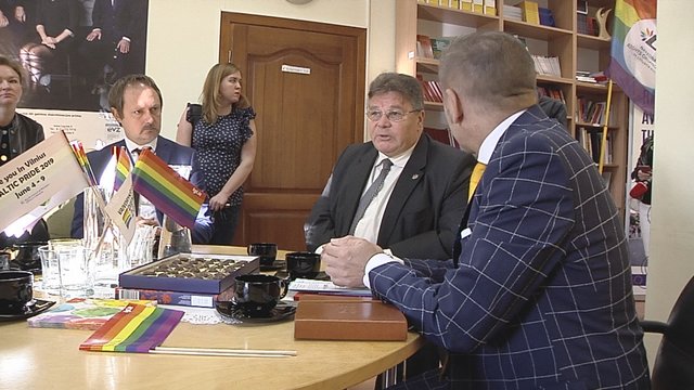 Linas Linkevičius apsilankė LGBT būstinėje: „Turime atkreipti dėmesį“
