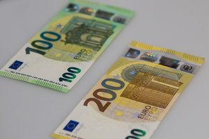 Atskleidė, kaip atrodys naujieji 100 ir 200 eurų banknotai