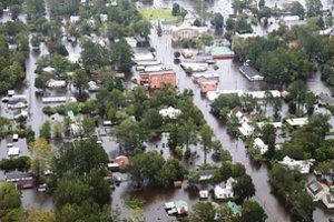 Žmonės sunerimę dėl gamtos stichijų: audros skandina priešingas pasaulio puses