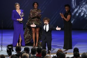 Netikėtumais pribloškusioje „Emmy“ apdovanojimų ceremonijoje – „Sostų karų“ triumfas