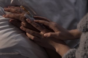 Jautrūs laiškai lietuviams, suteikusiems galimybę gyventi, graudina net medikus