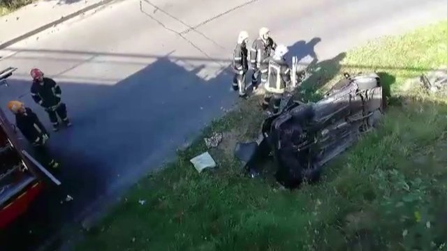 Tragiška nelaimė Trakuose – automobilis nukrito nuo viaduko, žuvo žmogus