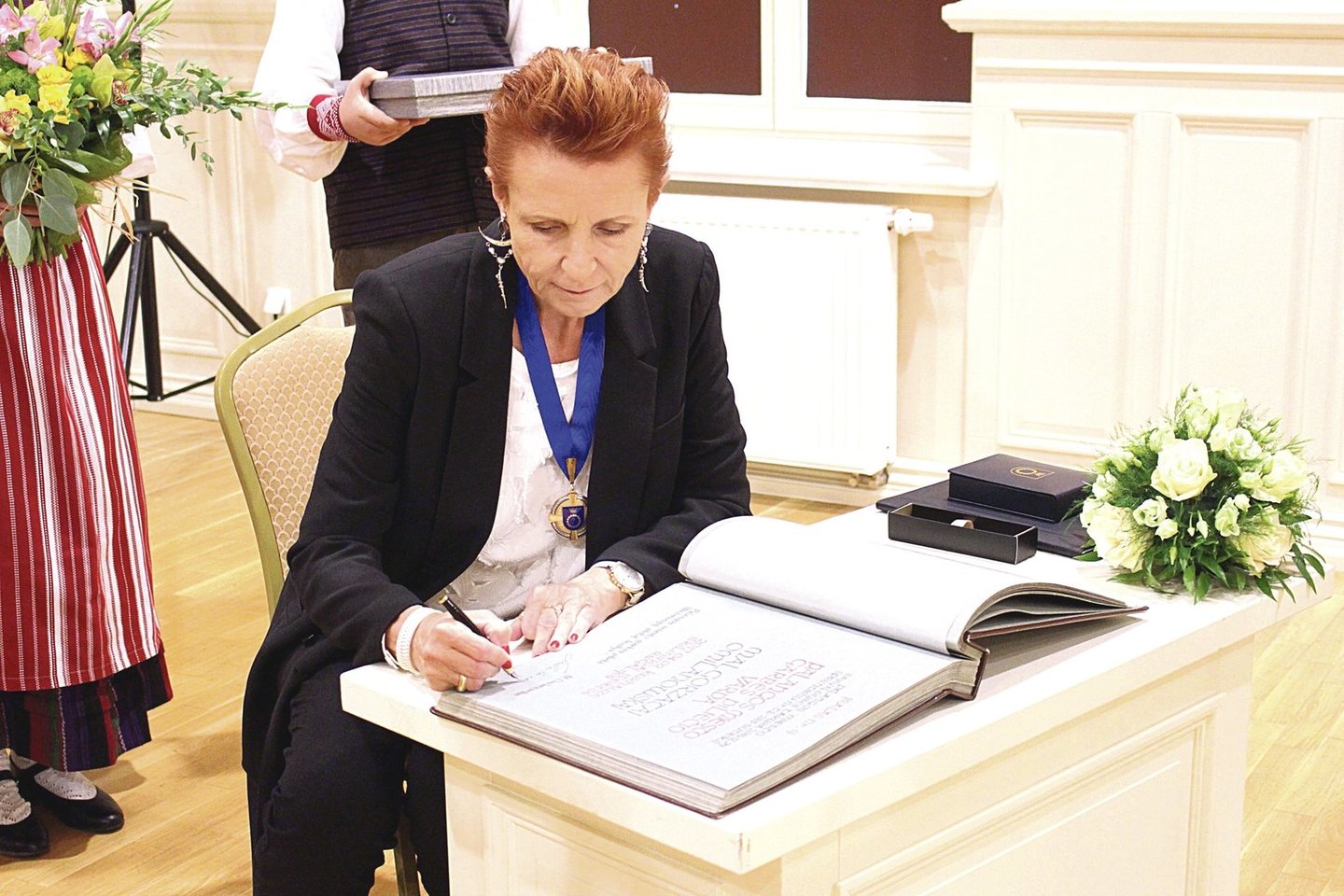 Palangos garbės piliečio ženklą M.Omilanowska vadina svarbiausiu gyvenime.<br>E.Kazlaučiūnaitės nuotr.