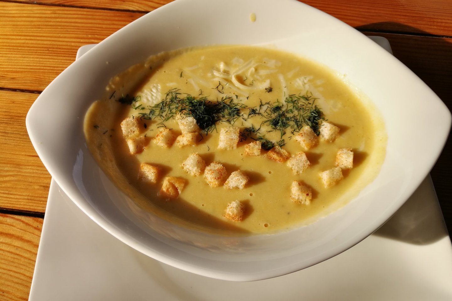„Agluona“ Agluonėnuose. Trinta daržovių sriuba su sūriu.<br> Nuotr. iš „Riebus katinas“.